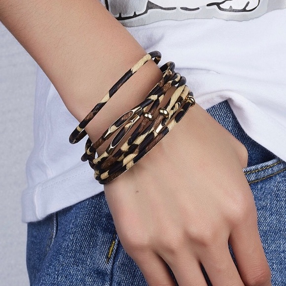 3/$21 Leopard Multi-layer Leather Magnetic Bracelet - Picture 1 of 7
